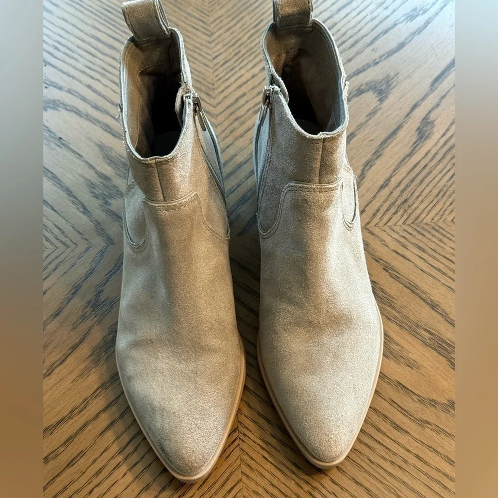 Women’s DOLCE VITA Able suede leather booties- Size 6
